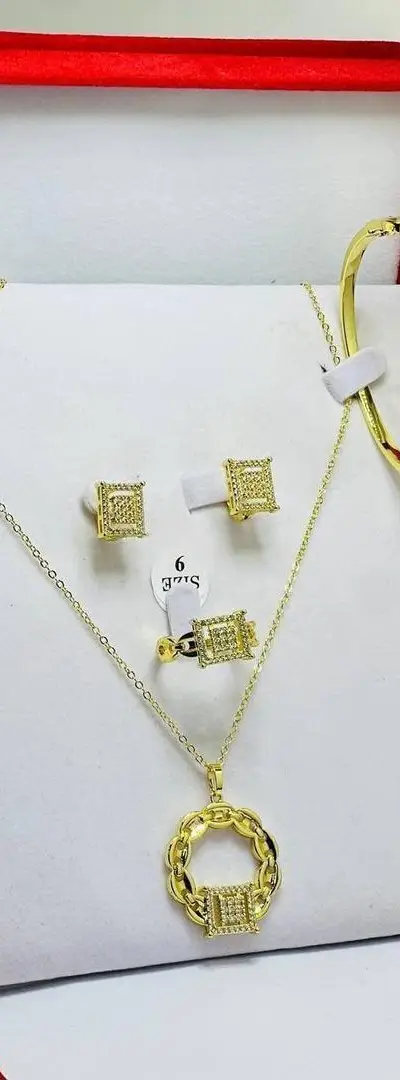 Ensemble de bijoux en or de luxe à vendre.
