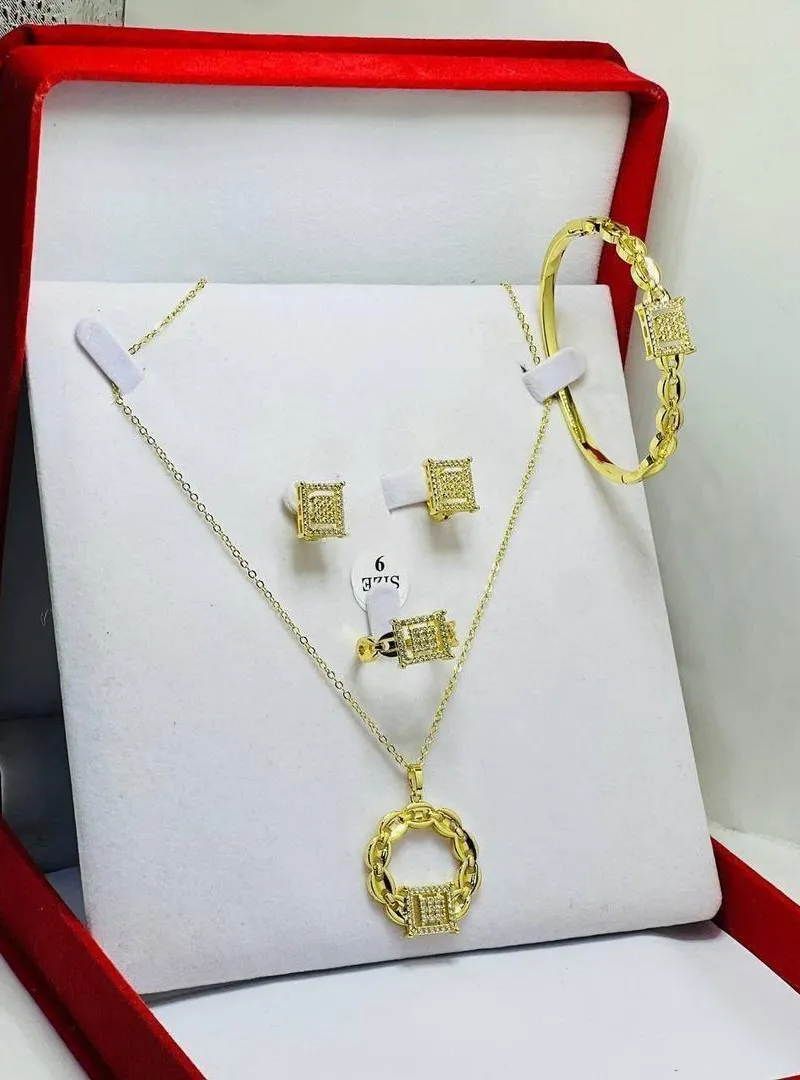 Ensemble de bijoux en or de luxe à vendre.