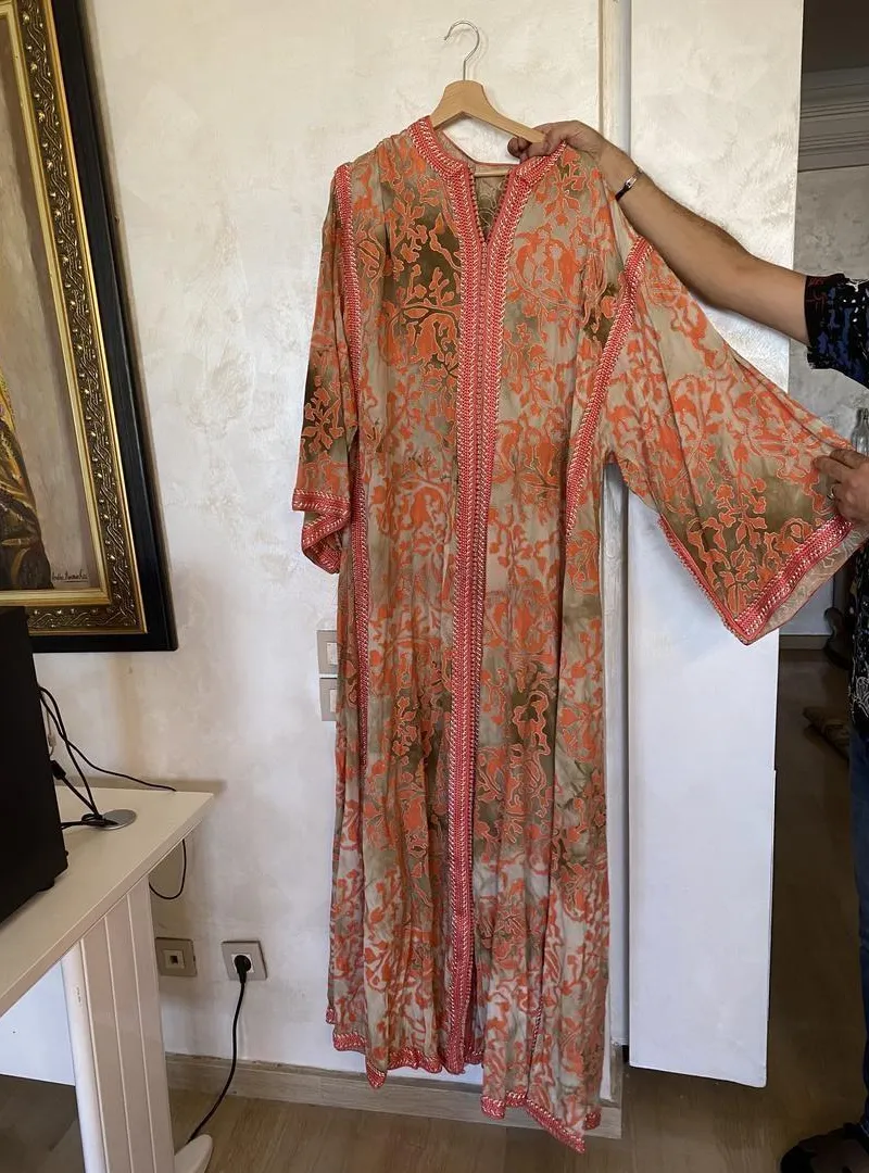 Caftan marocain beige et corail – modèle unique