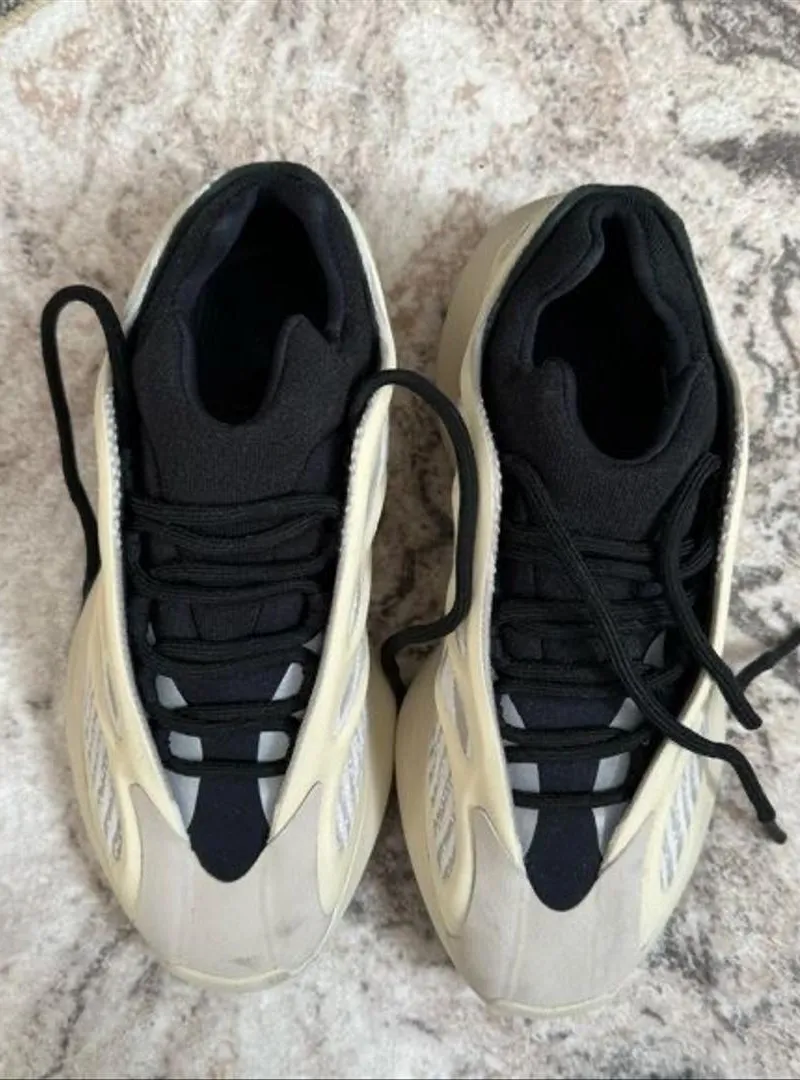 Yeezy 700 V3