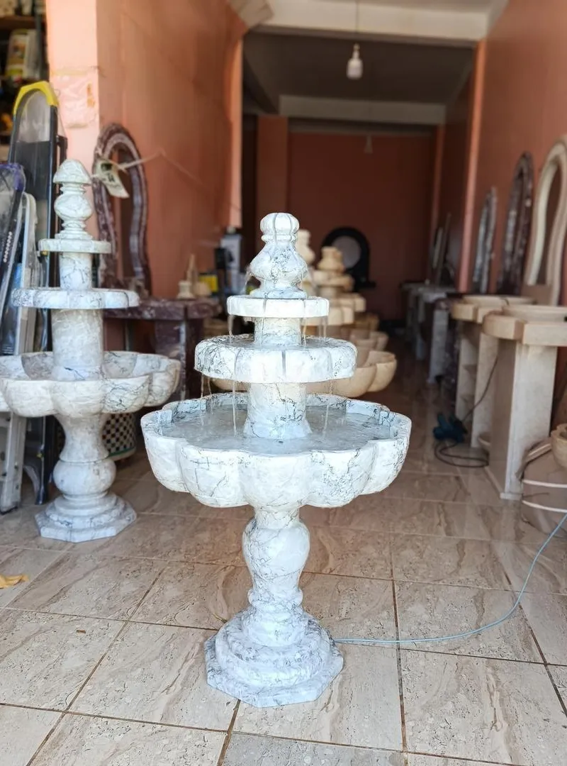Fontaine à eau avec petite pompe