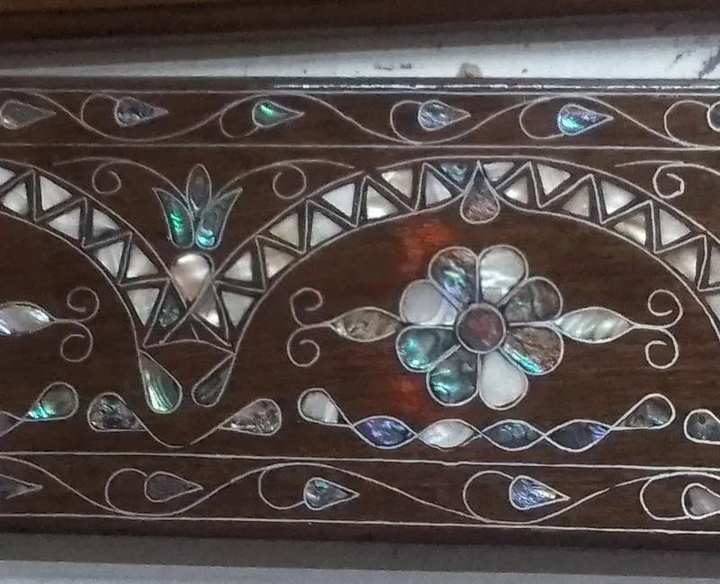 Ornementation boisée artisanale en nacre – Pièce de décoration unique