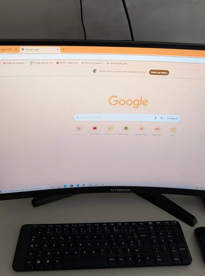 Écran Hybrok, clavier et souris Logitech