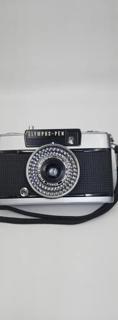 Olympus Pen EE2 (demi-format) flash manuel et étui.