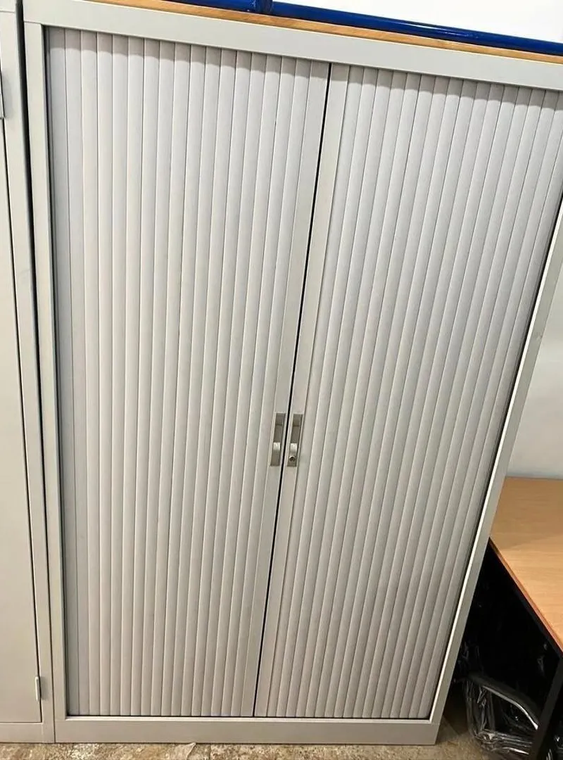 Armoire métallique à portes battantes