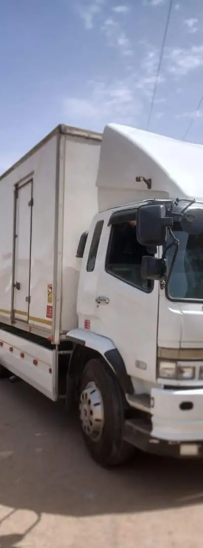 Camion propre, tout est neuf, monte et utilise.