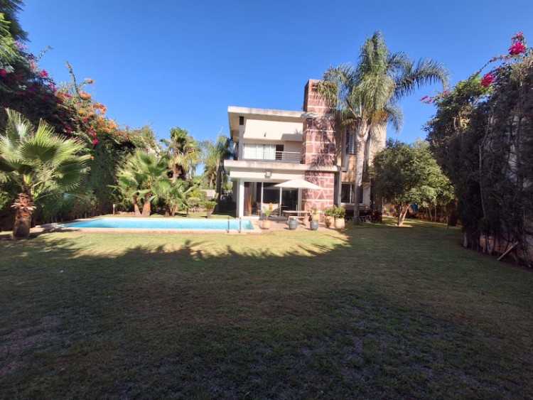 VEND VILLA DE 902 M2 DANS RESID FERMEE A BOUSKOURA