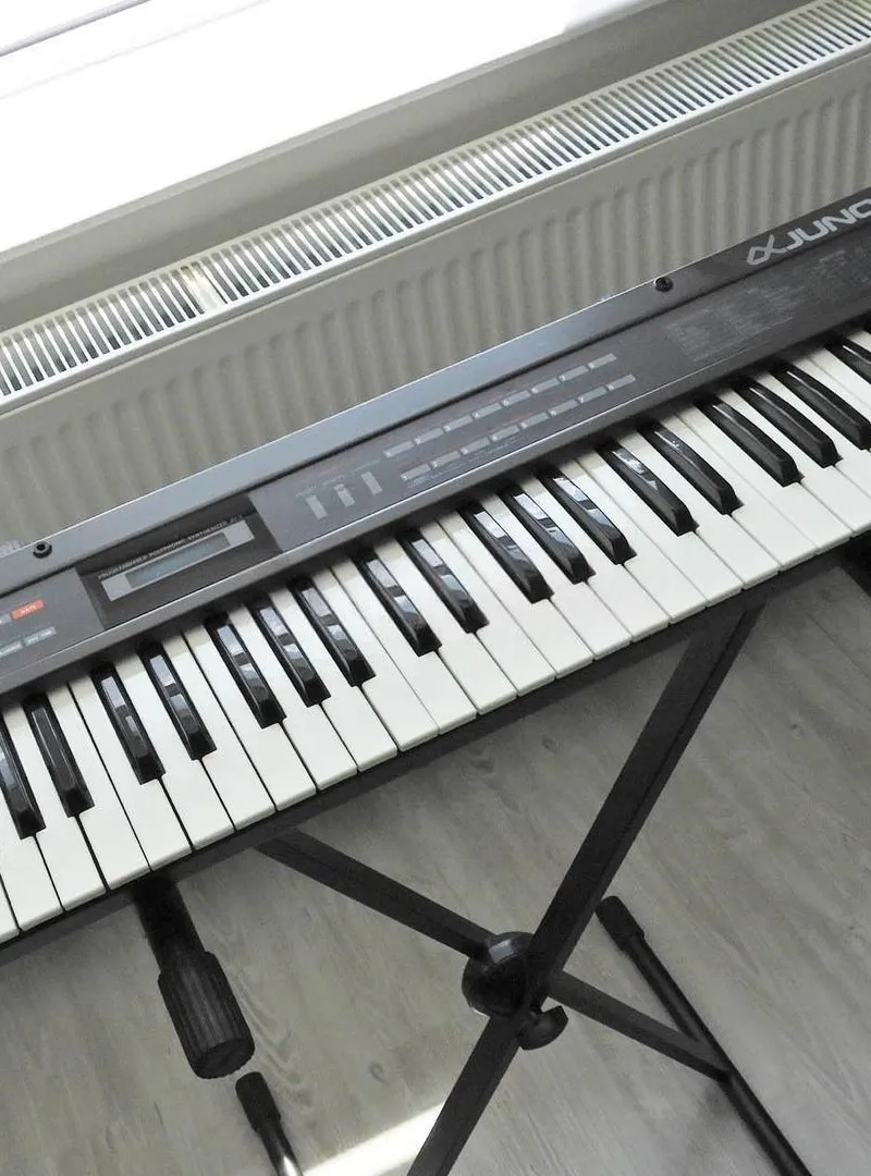 Roland Juno analogique