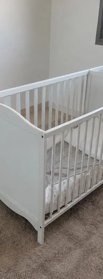 Lit bébé avec son matelas Ikea