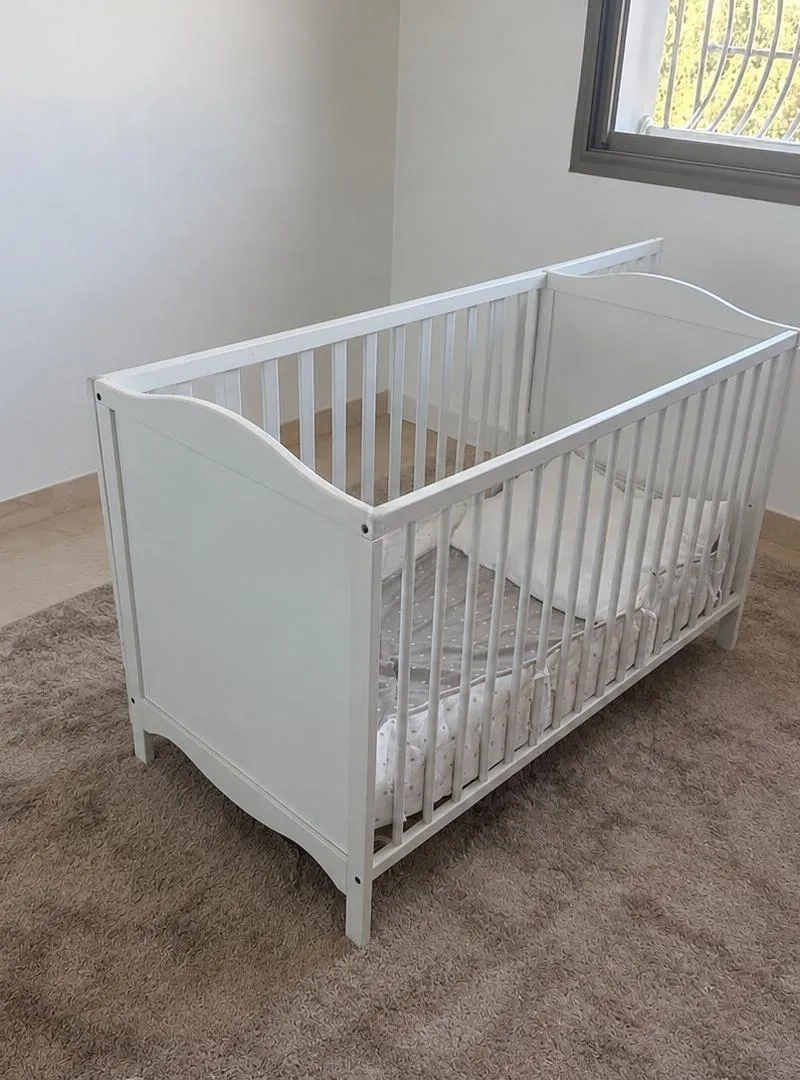 Lit bébé avec son matelas Ikea