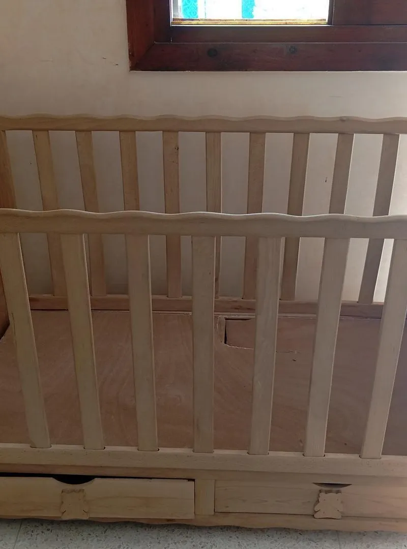 Lit en bois pour bébés et enfants avec deux tiroirs