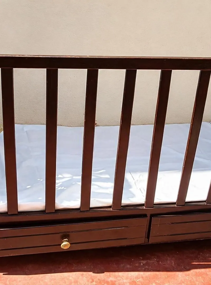 Beau lit bébé fonctionnel sans moustiquaire