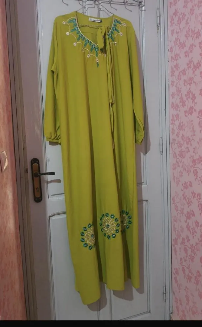 • Chemise légère pour femme de couleur olive brodée