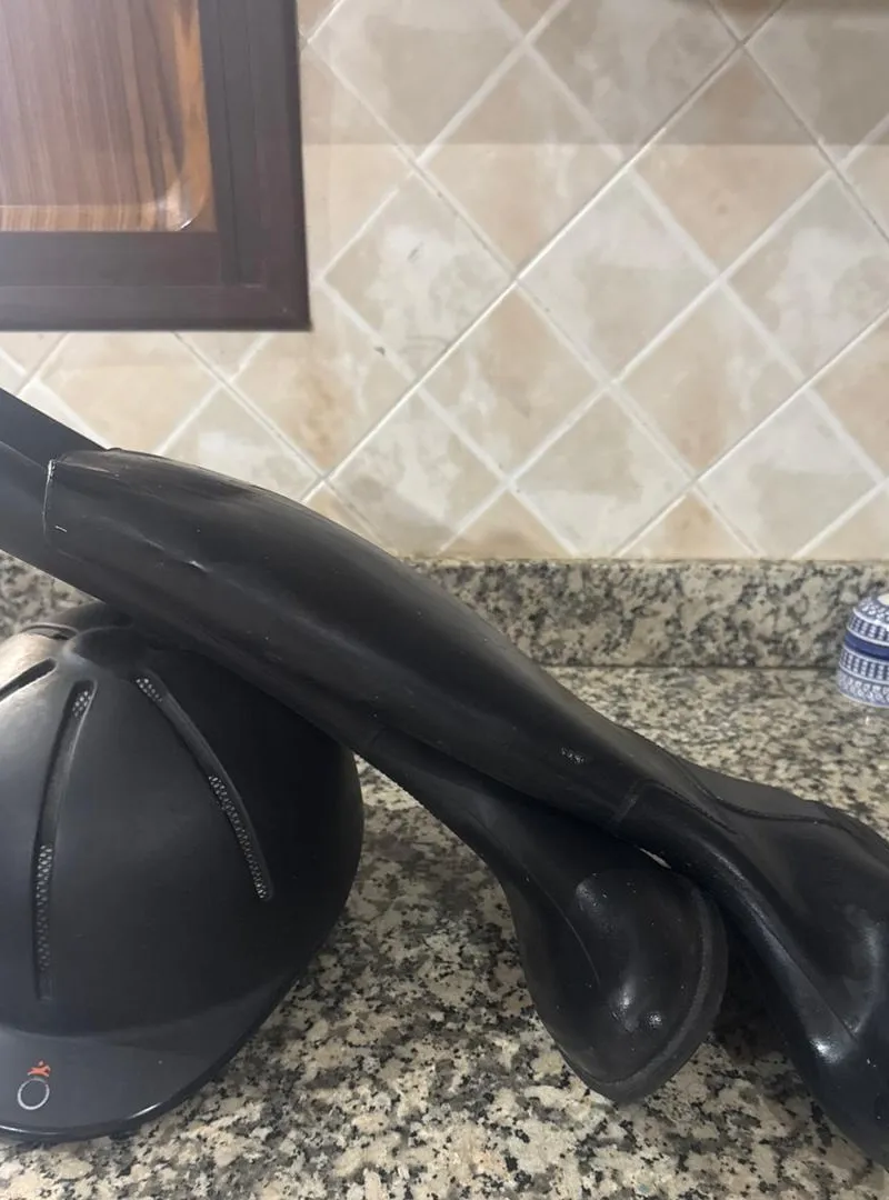 Casque et bottes d'équitation 38