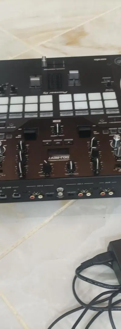 TABLE DE MIXAGE PIONEER DJ