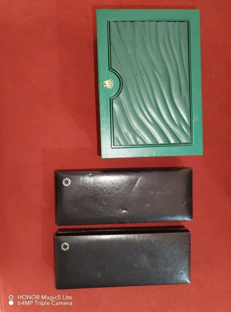 Boîte à stylos et montre