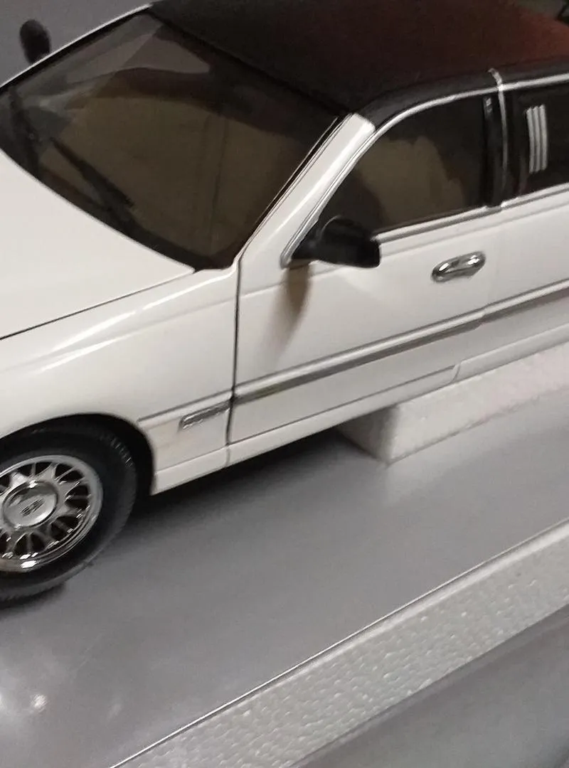 VOITURE DE COLLECTION 1/18