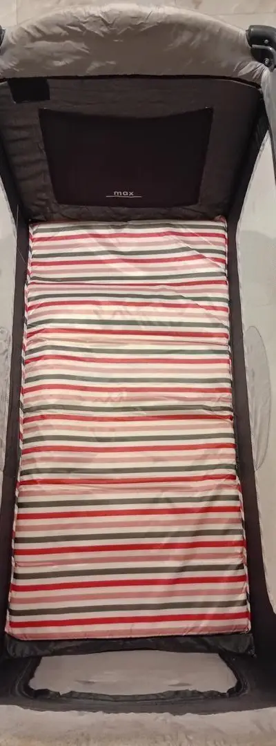 Lit bébé pliable en très bon état