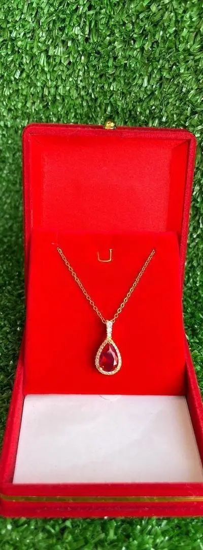 Collier en acier pierre rouge dans boîte cadeau 50 dirhams