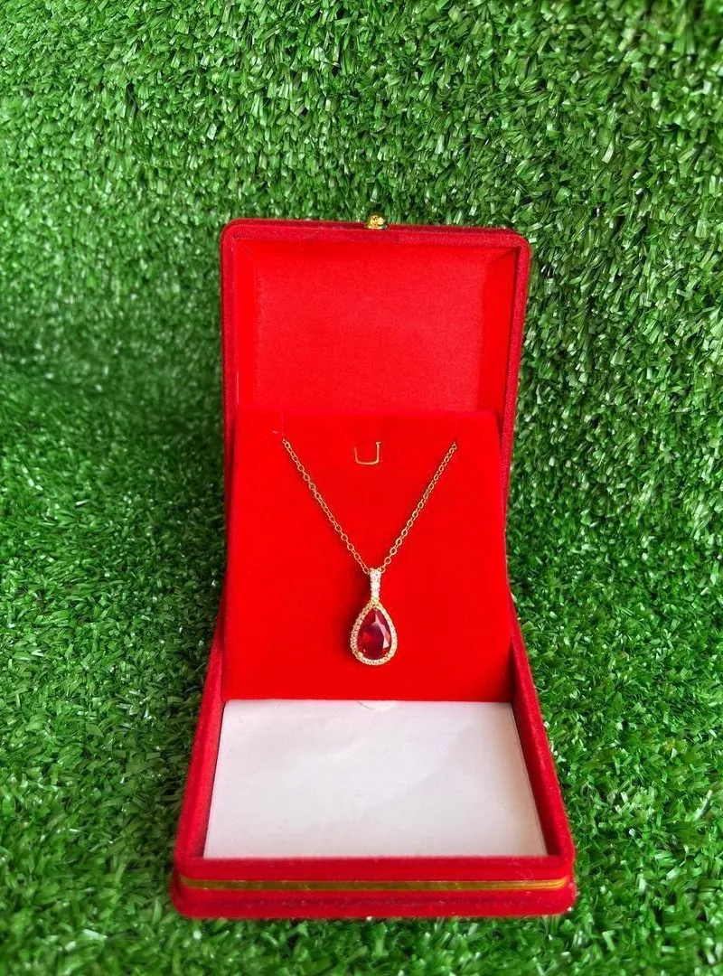 Collier en acier pierre rouge dans boîte cadeau 50 dirhams