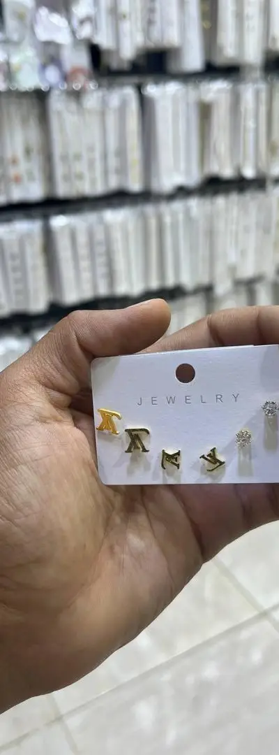 Boucles d'oreilles en acier doré lettres A L M V zirconium 40 dh