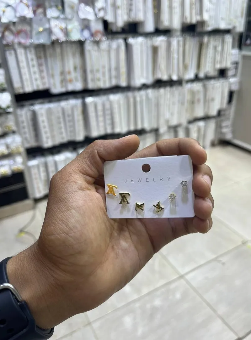 Boucles d'oreilles en acier doré lettres A L M V zirconium 40 dh
