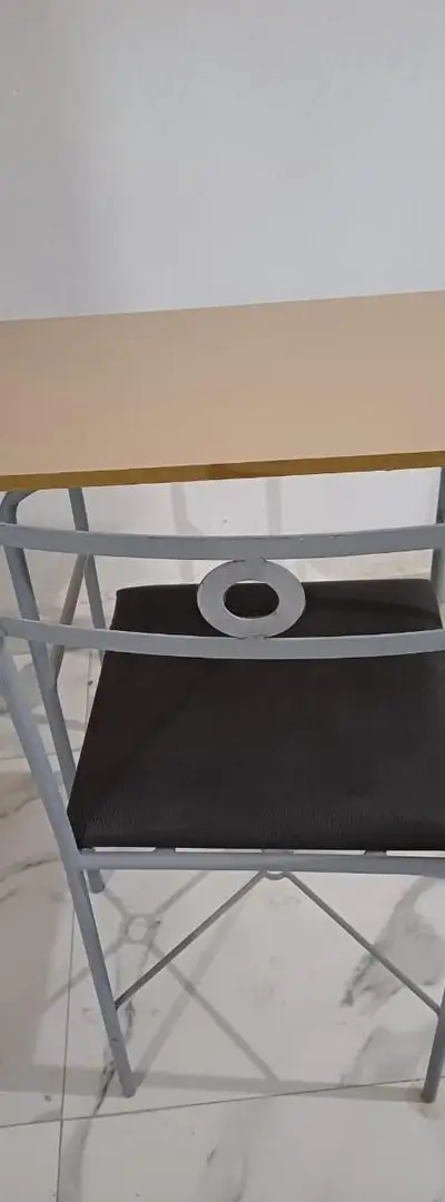 Quinze tables avec chaises pour étudier à vendre à un prix raisonnable