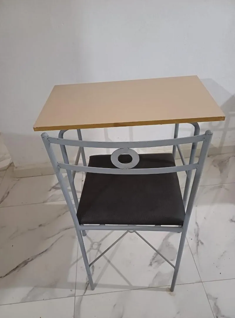 Quinze tables avec chaises pour étudier à vendre à un prix raisonnable