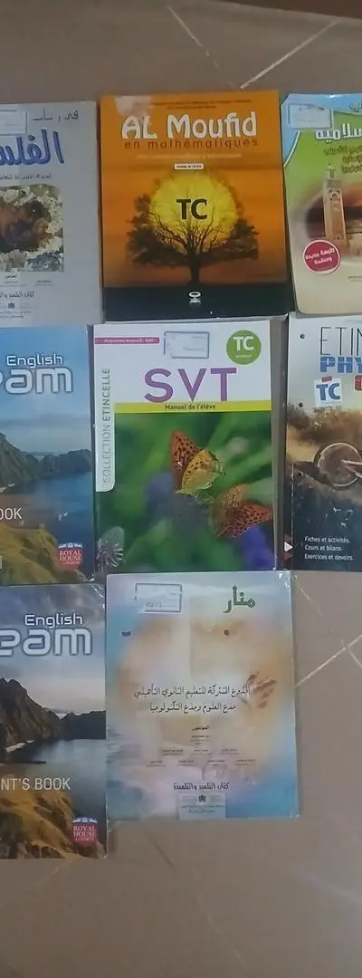 Livres de première année secondaire disponibles à la vente en bon état
