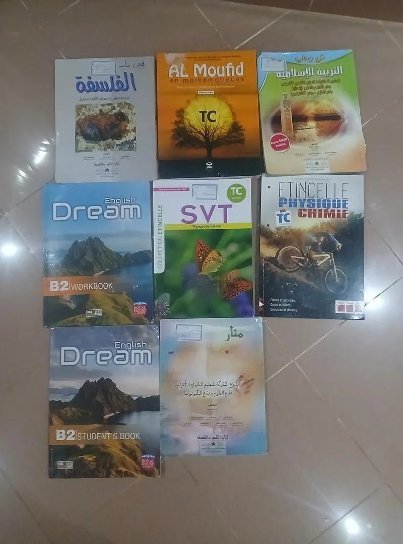 Livres de première année secondaire disponibles à la vente en bon état