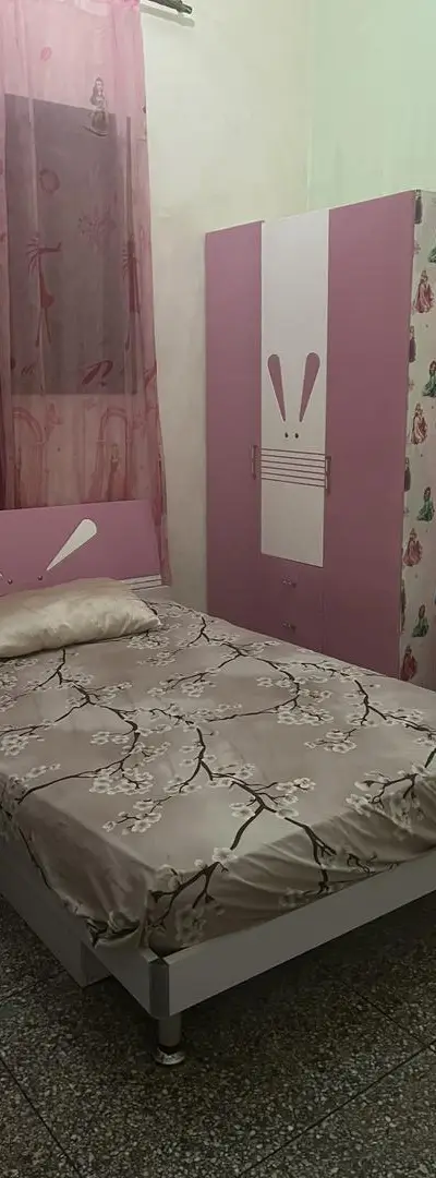 Chambre à coucher pour fille en très bon état