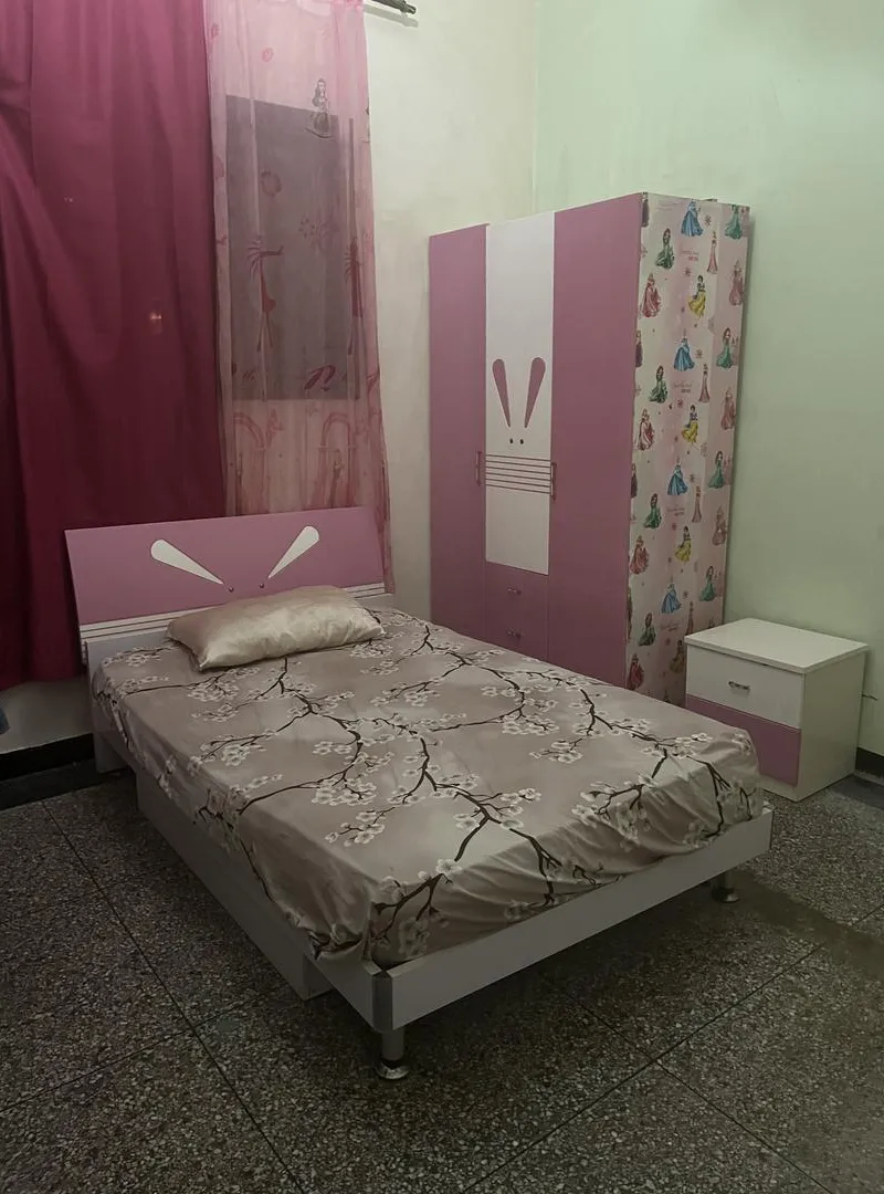 Chambre à coucher pour fille en très bon état