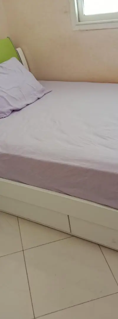 Lit avec matelas et table de nuit