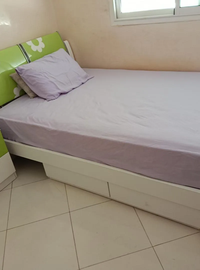Lit avec matelas et table de nuit