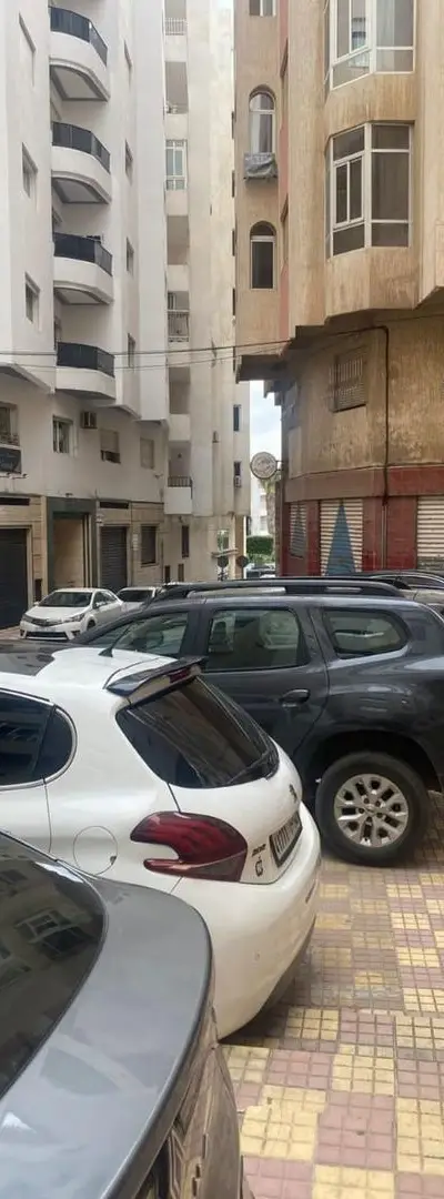 Deux locaux à louer dans la ville de Tétouan, avenue des Forces Armées Royales