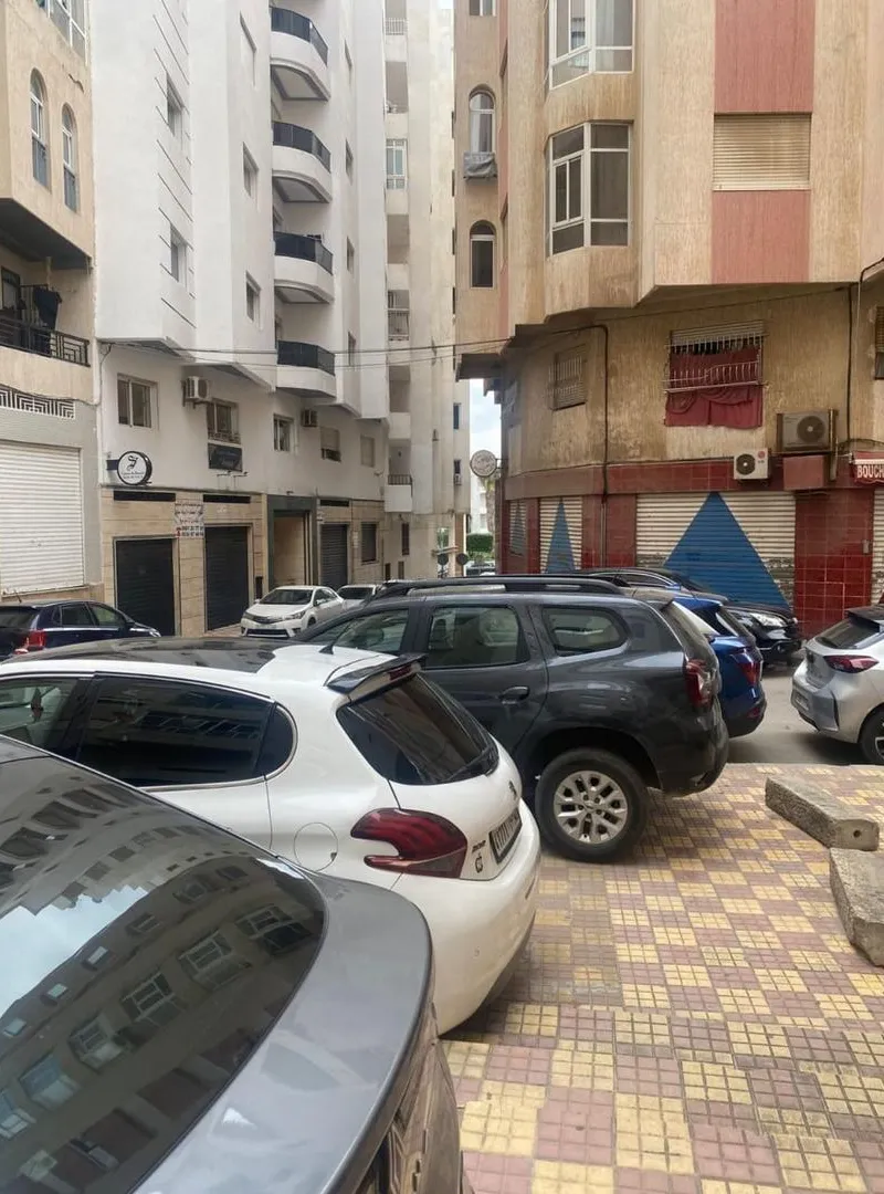 Deux locaux à louer dans la ville de Tétouan, avenue des Forces Armées Royales