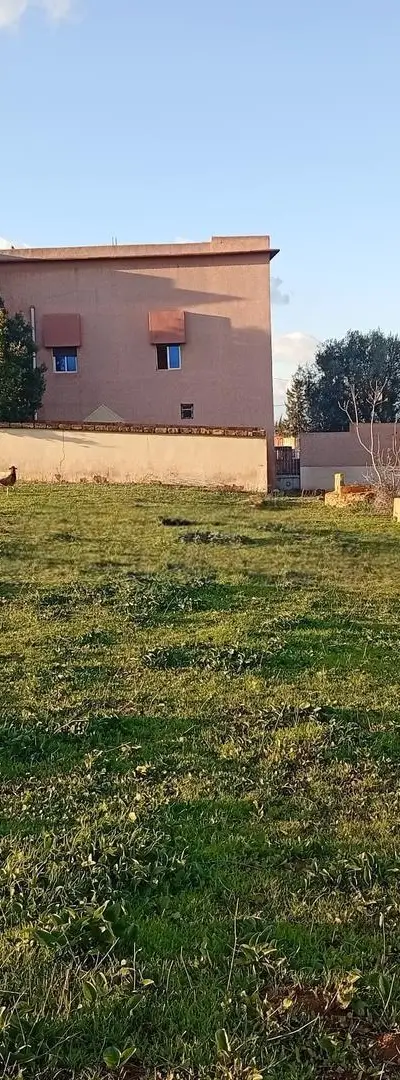 Ferme équipée avec écurie, magasins et maison