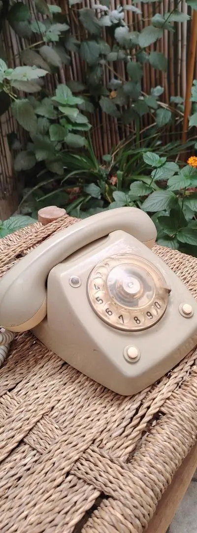 Téléphone fixe vintage à cadran rotatif