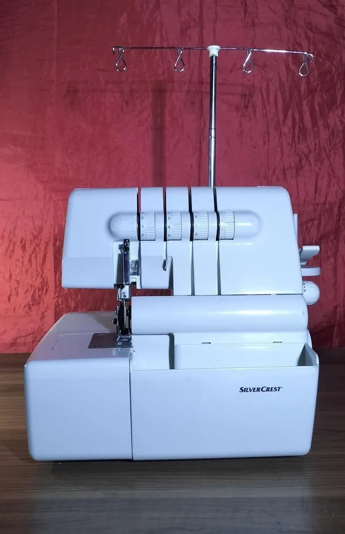 Machine à coudre surjeteuse comme neuf