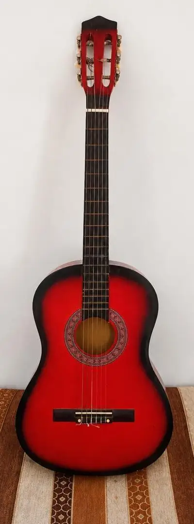 Guitare classique rouge – Bon état