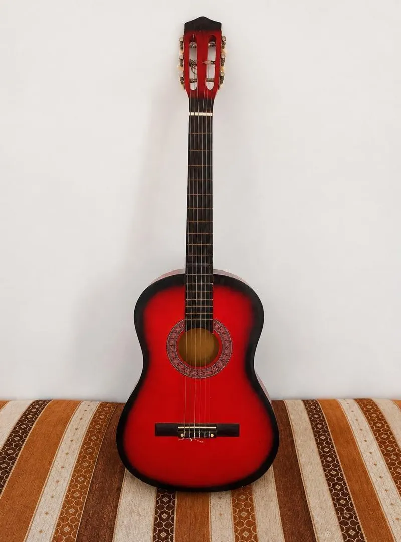 Guitare classique rouge – Bon état