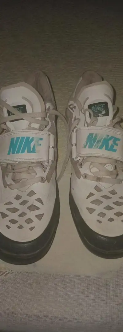 Chaussures originales de lancer de poids Nike.