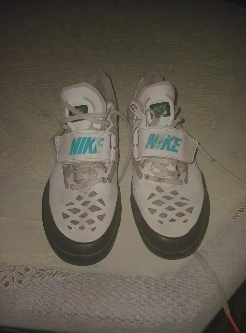 Chaussures originales de lancer de poids Nike.
