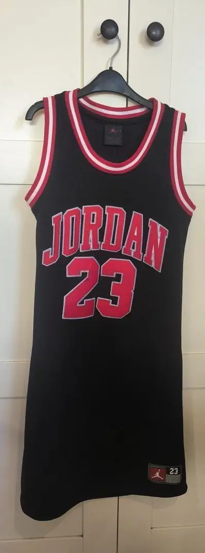 Robe Jordan originale filles 12-13 ans neuve