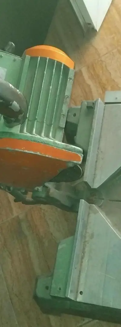 Machine à couper le fer avec moteur dynamo