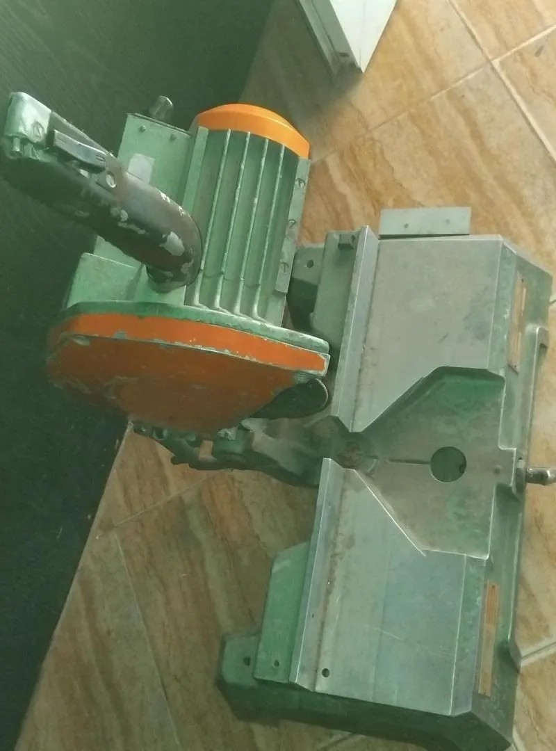 Machine à couper le fer avec moteur dynamo