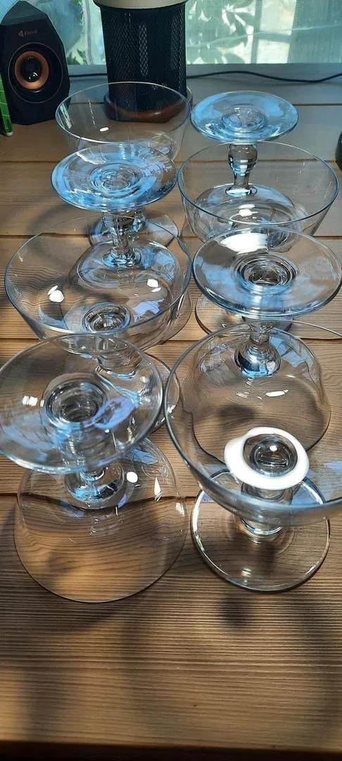 Vends 8 coupes en cristal neuves.