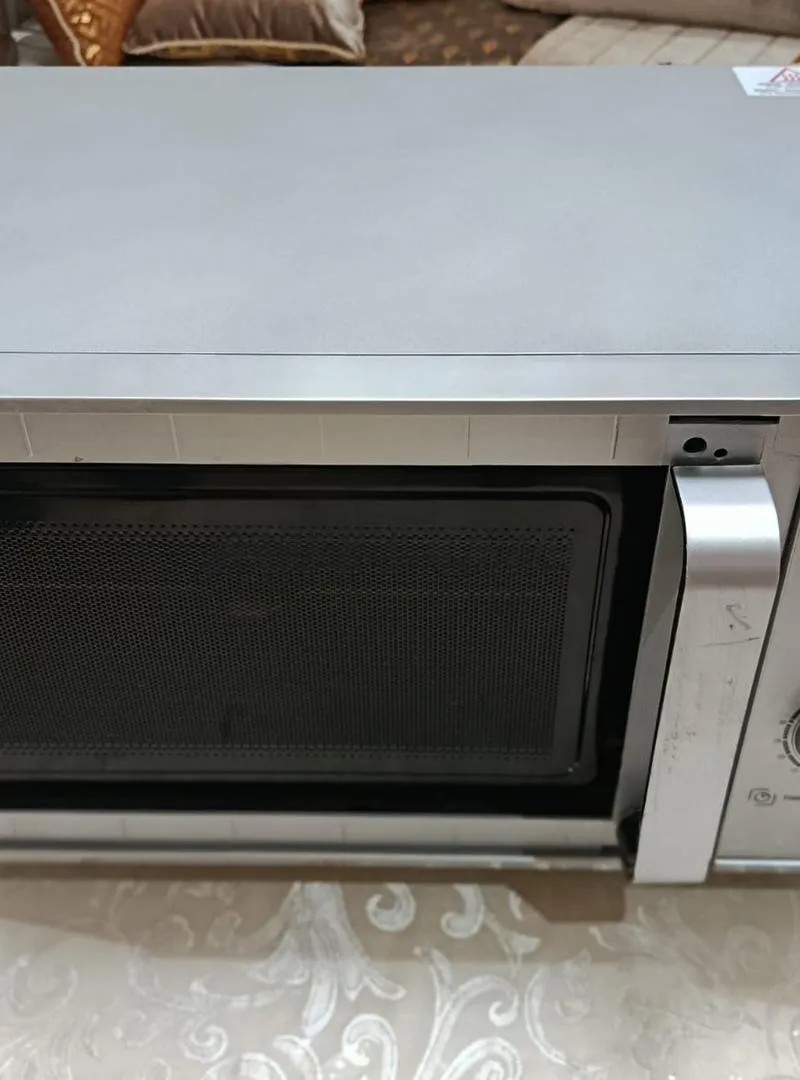Four micro-ondes électrique pour la cuisson et le réchauffage