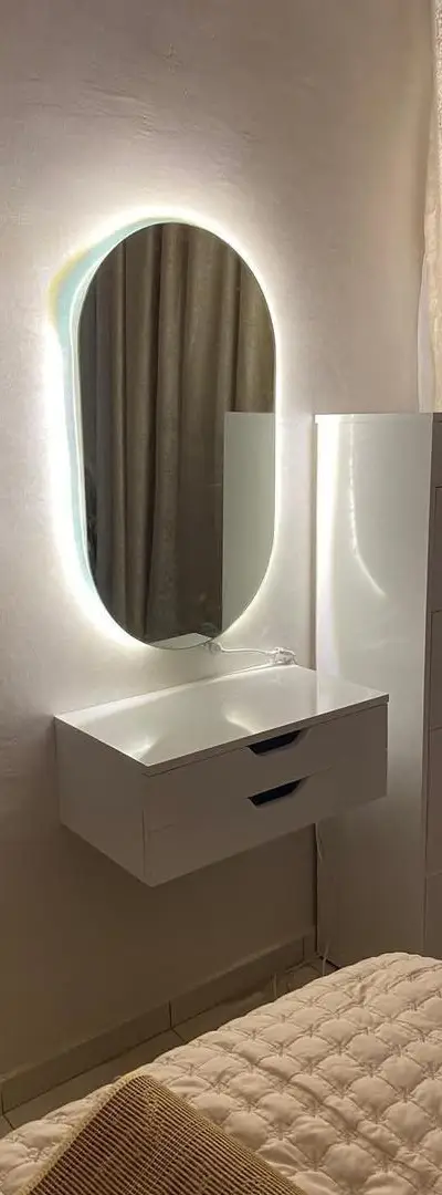 Miroir avec éclairage et tiroir