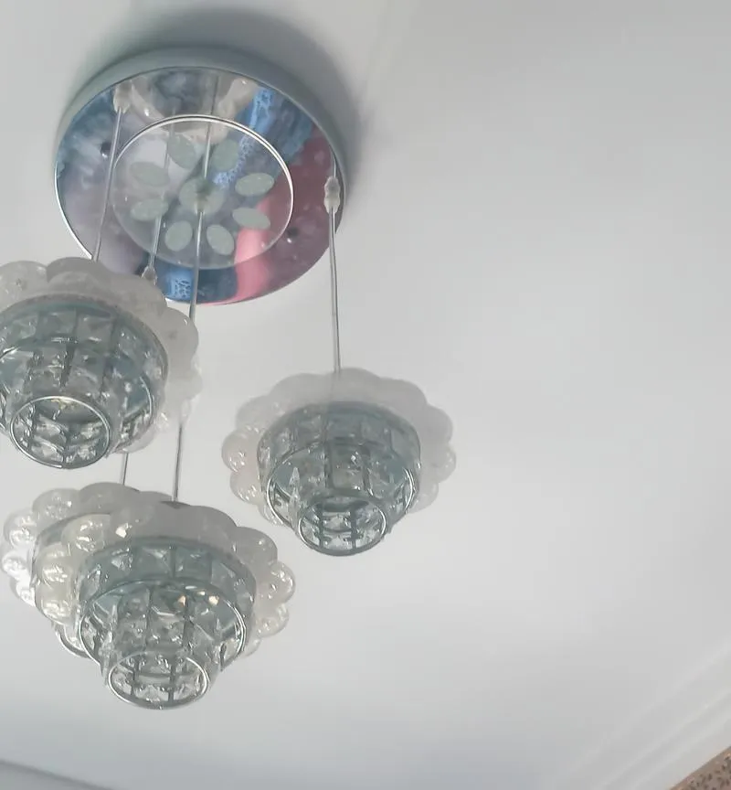 Plafonnier élégant à 3 suspensions en verre